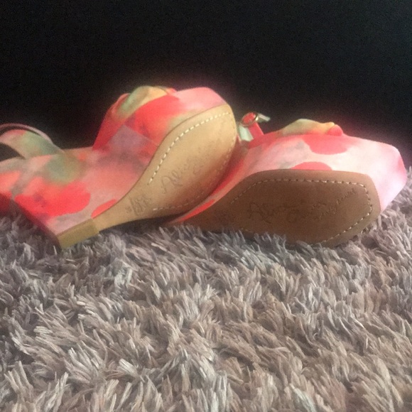 Alice + Olivia by Stacey  bendet Ilisa Watercolor-Print Wedge Sandal - Picture 5 of 8